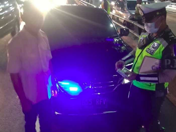 Mobil Pelat Hitam Pakai Strobo Jadi Incaran Polisi di Operasi Zebra