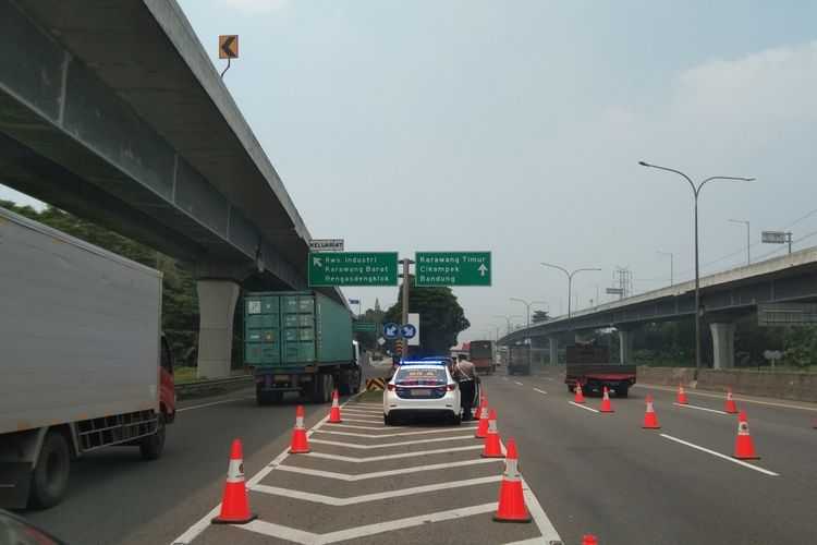 Angkutan Umum Pelat Kuning Bebas Ganjil Genap di Ruas Tol Cikampek