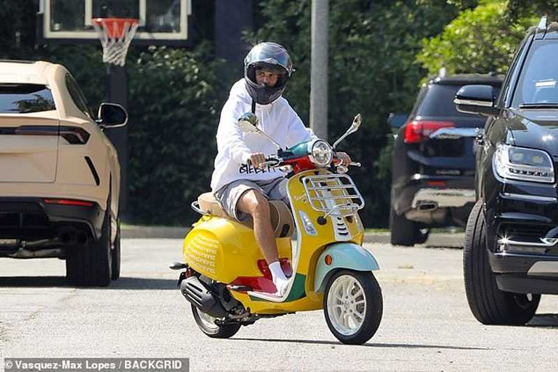 Aksi Justin Bieber Tunggangi Vespa Primavera Sean Wotherspoon