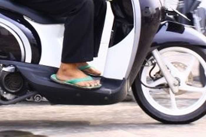 Jangan Naik Motor Pakai Sandal Jepit, Terutama Motor Kopling