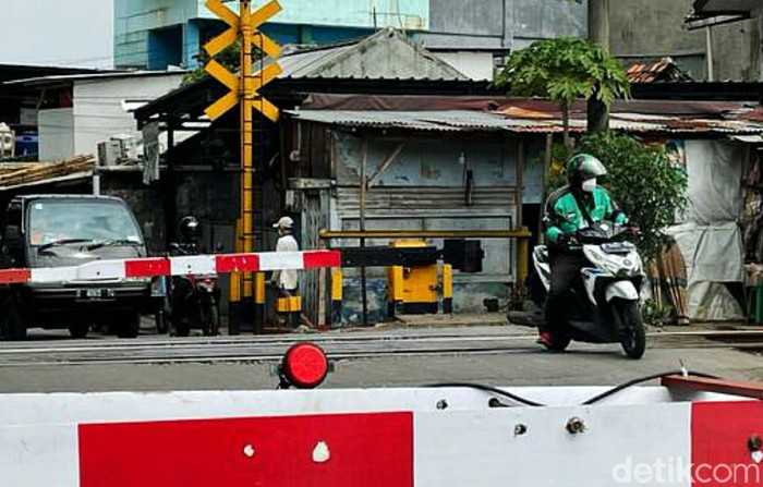 Terobos Palang Pintu Kereta: Ancaman Denda Rp 750.000 dan Risiko Kematian