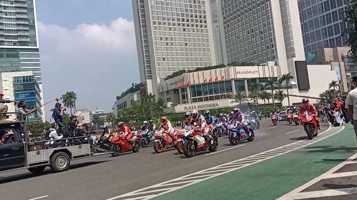 Parade MotoGP Disambut Sorak Sorai Warga di HI