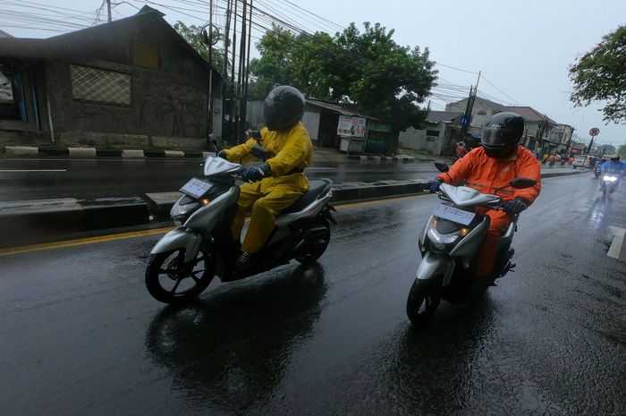 Benarkah Kurangi Tekanan Angin Ban Bikin Motoran Lebih Aman Saat Hujan?