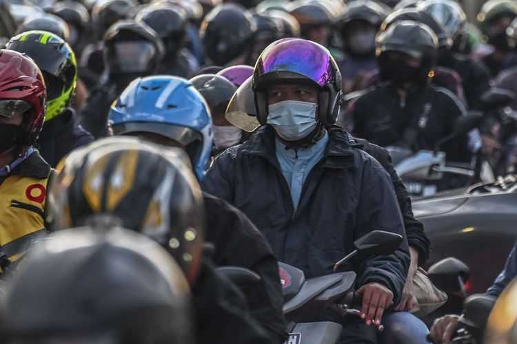 Ini Bahaya Mendengarkan Musik Sambil Naik Motor