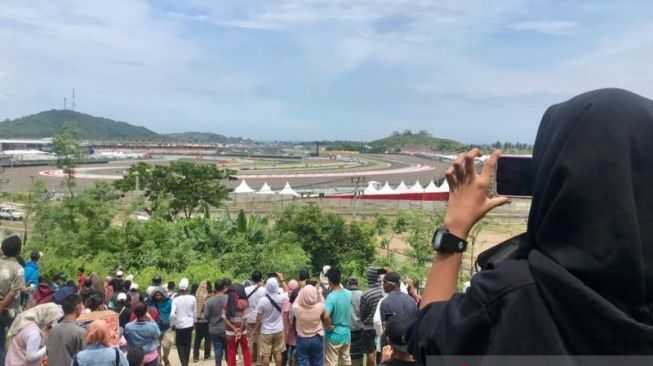 Tak Sanggup Beli Tiket, Begini Keseruan Warga Nonton Langsung MotoGP Mandalika dari Bukit Rangkap